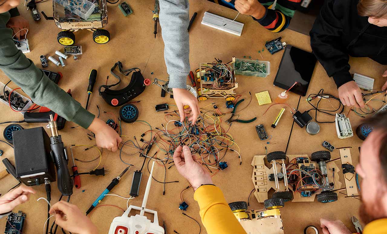 kids building robots